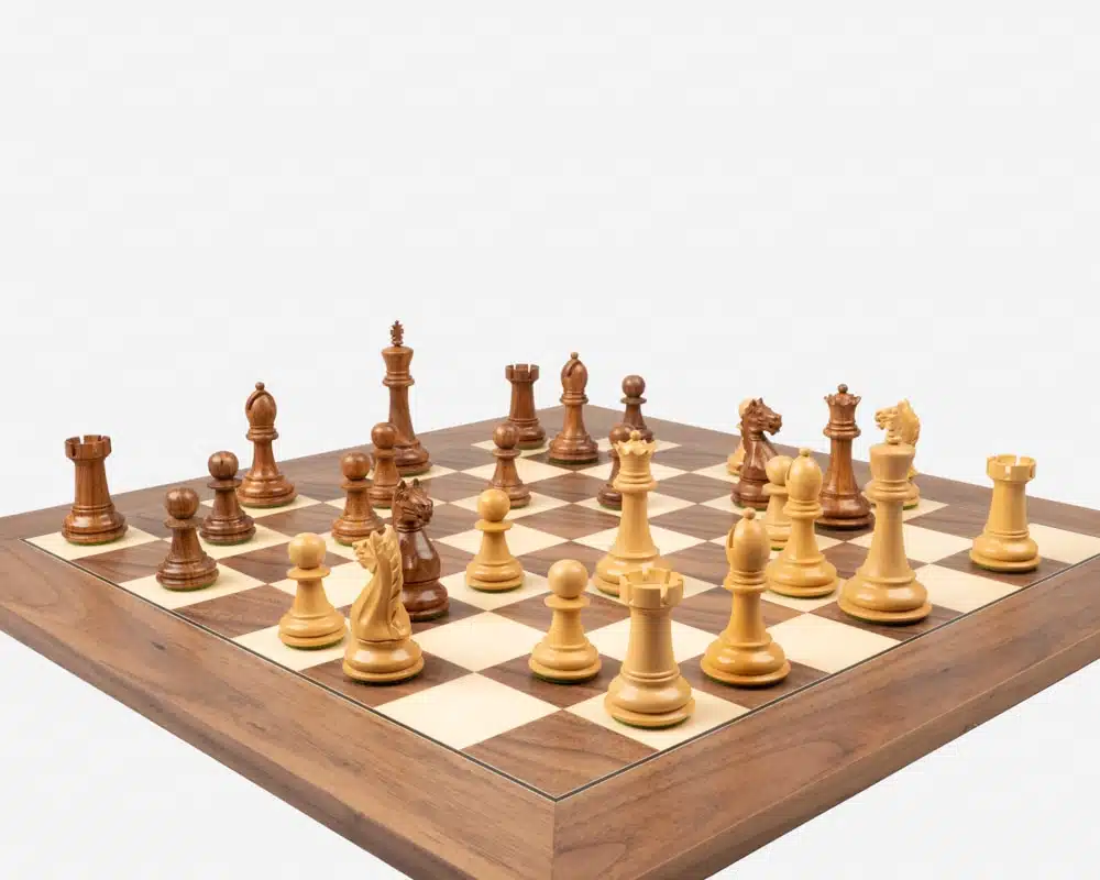 Échiquier en noyer et érable avec toutes les pièces du jeu Oxford en vue d'ensemble