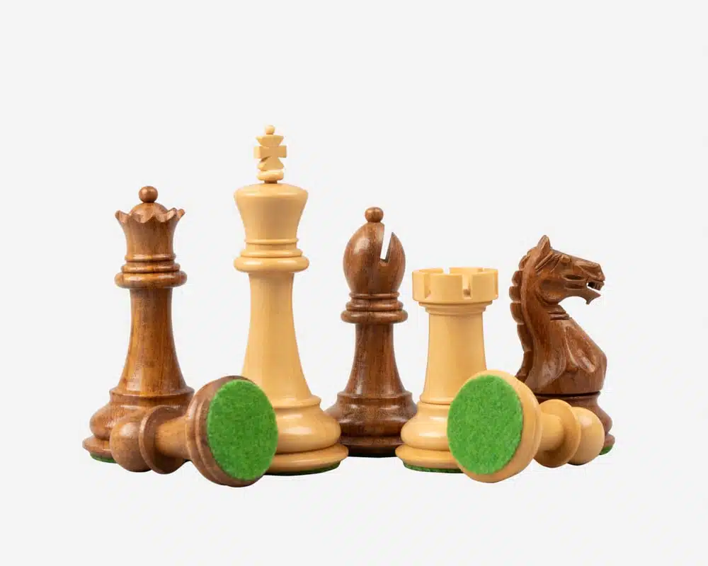 Jeu d'échecs Oxford : pièces inclinées montrant leur base en feutrine verte