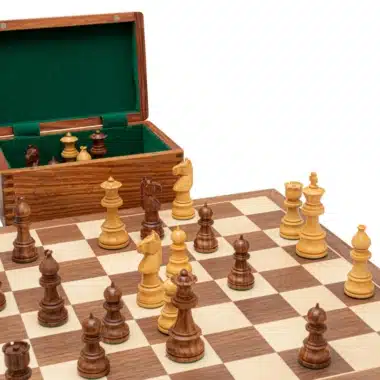 Coffret de rangement ouvert en bois avec intérieur en feutrine verte et pièces