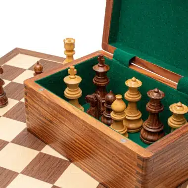 Vue rapprochée du coffret ouvert rangeant les pièces d'échecs sur l'échiquier