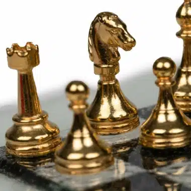 Petit Échiquier en Verre Blanc et Noir & Jeu d'Échecs en Métal Plaqué Or / Argent – Image 5