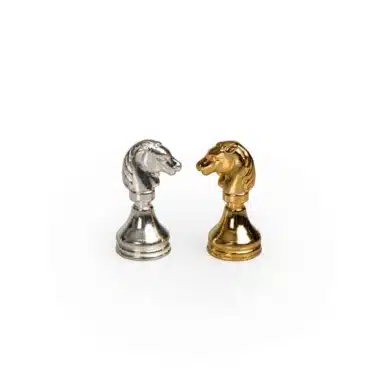 Petit Échiquier en Verre Blanc et Noir & Jeu d'Échecs en Métal Plaqué Or / Argent – Image 9