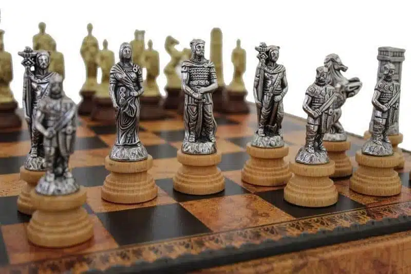 Jeu d'échecs Romains vs Barbare - Échiquier, Jeu de Dames et Backgammonen en Similicuir avec compartiment de rangement & Jeu d'Échecs en Métal et Bois – Image 2