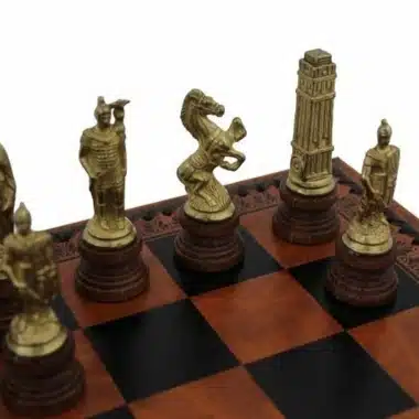 Jeu d'Echecs Romains vs Barbare - Échiquier, Jeu de Dames et Backgammon en Similicuir Marron / Noir avec compartiment de rangement & Jeu d'Échecs en Métal et Bois – Image 3