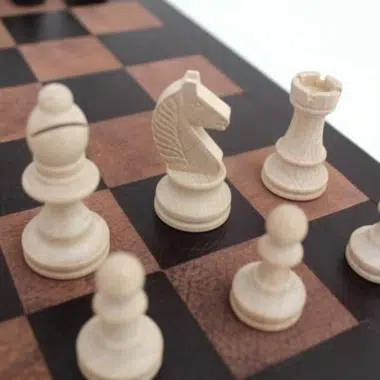 Jeu d'Echecs Staunton en Bois et Échiquier en Cuir Véritable Italien avec Coffret de Rangement – Image 3