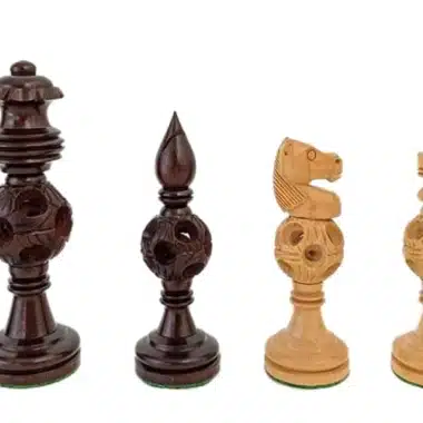 Pièces d'échecs Oriental assorties, fou foncé et cavalier clair côte à côte