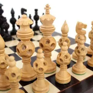 Pièces claires du jeu d'échecs Oriental, détail du roi et des cavaliers sculptés