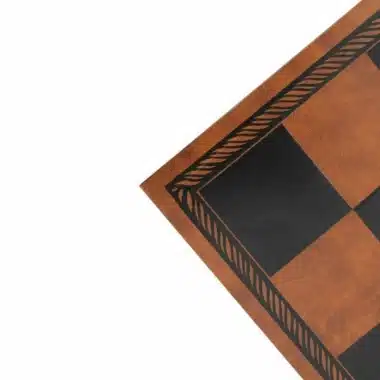 Détail d'un coin de l'échiquier en similicuir montrant la bordure gravée