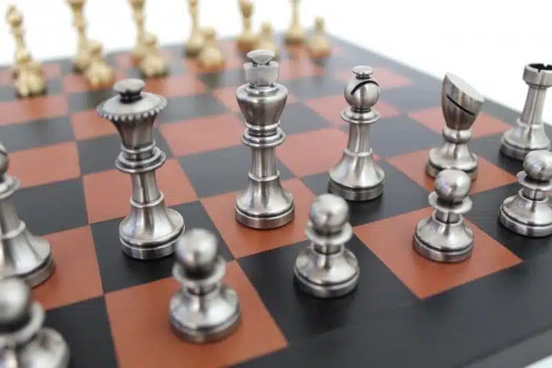 Petit Jeu d'Echecs Moderne en Laiton Artisanal & Échiquier en Cuir Véritable – Image 2