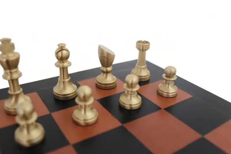 Petit Jeu d'Echecs Moderne en Laiton Artisanal & Échiquier en Cuir Véritable – Image 3