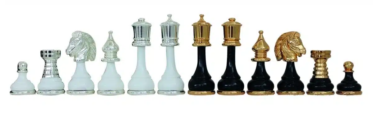 Jeu d'Echecs en Laiton Massif et Bois Plaqué Or et Argent & Échiquier Noir Sur Pied en Bois et Marbre de Carrare – Image 4