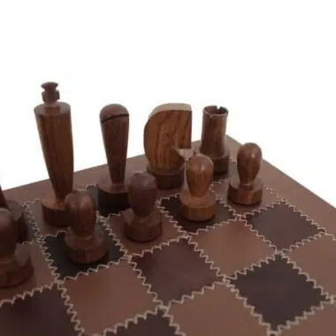 Détail rapproché des pièces d'échecs en bois sur l'échiquier en cuir véritable