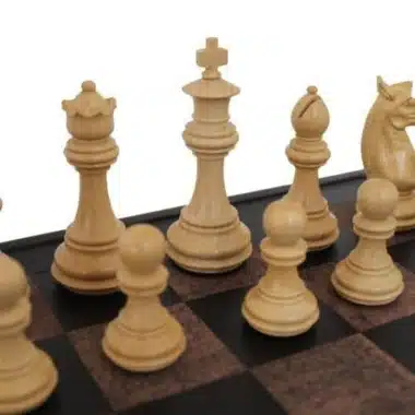 Pièces claires du jeu d'échecs Staunton posées sur l'échiquier en cuir