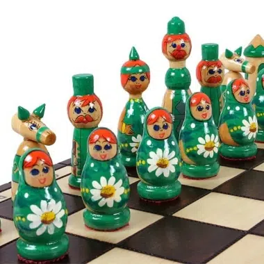 Jeu d'Echecs en Bois pour Enfants Babushka Poupées Russes Vert – Image 3