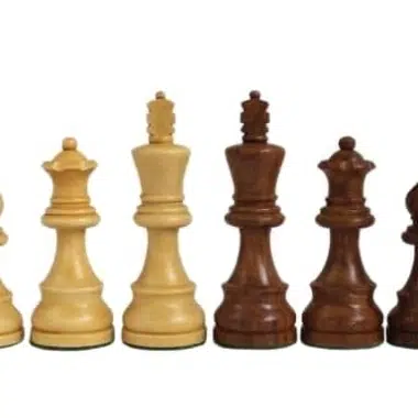 Pièces d'échecs en bois d'acacia, détail des rois, dames et fous clairs et foncés
