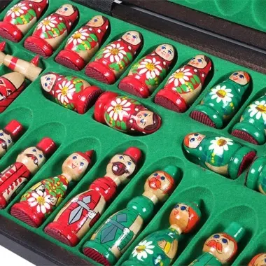Jeu d'Echecs en Bois pour Enfants Babushka Poupées Russes Vert – Image 5