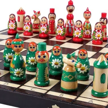 Jeu d'Echecs en Bois pour Enfants Babushka Poupées Russes Vert – Image 4