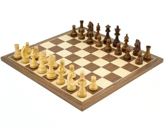 Jeu d'échecs en bois de rose doré disposé sur échiquier en bois de noyer