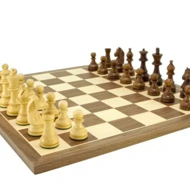 Vue d'ensemble en angle du jeu d'échecs complet sur échiquier en noyer