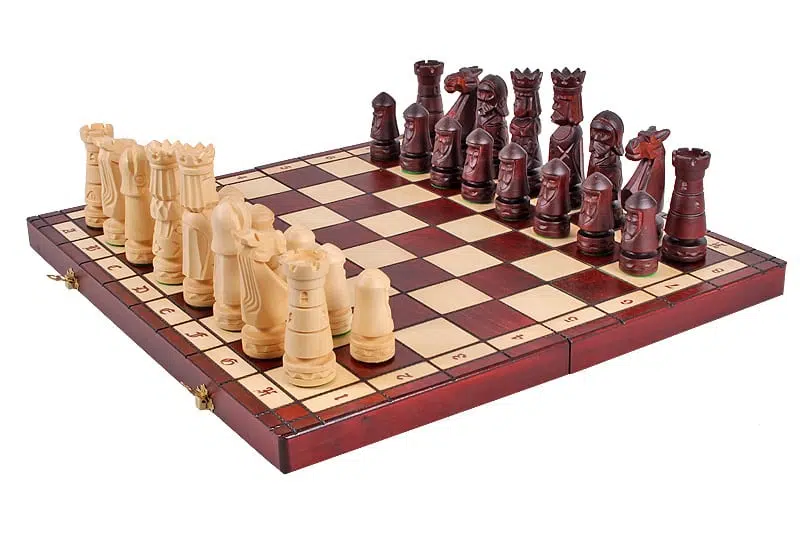 Grand Echiquier en Bois Pliant et Figurines en Bois Sculptées