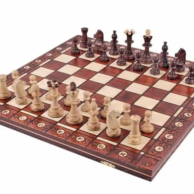 Jeu d'échecs en bois complet déployé sur l'échiquier pliant gravé