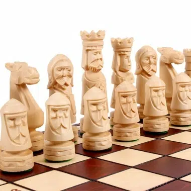 Grand Echiquier en Bois Pliant et Figurines en Bois Sculptées – Image 4