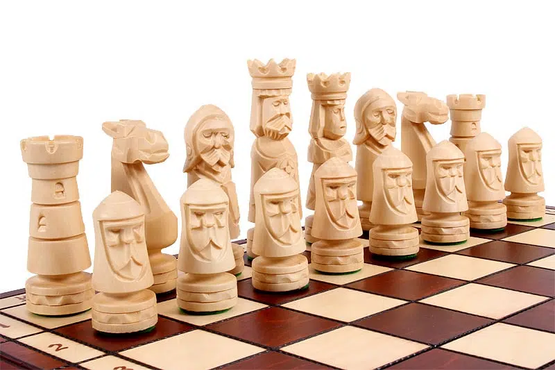Grand Echiquier en Bois Pliant et Figurines en Bois Sculptées – Image 4