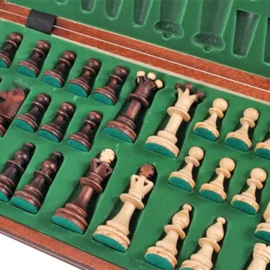 Pièces d'échecs rangées en diagonale dans le coffret doublé de feutrine verte