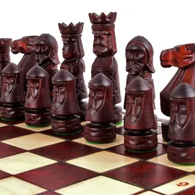 Grand Echiquier en Bois Pliant et Figurines en Bois Sculptées – Image 3