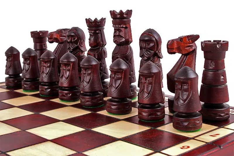 Grand Echiquier en Bois Pliant et Figurines en Bois Sculptées – Image 3