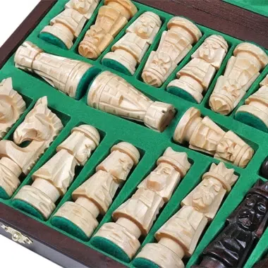 Jeu d'Echecs Sculpté en Bois et Echiquier Pliant avec Rangement – Image 8