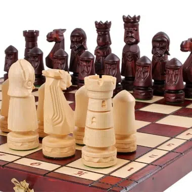 Grand Echiquier en Bois Pliant et Figurines en Bois Sculptées – Image 7