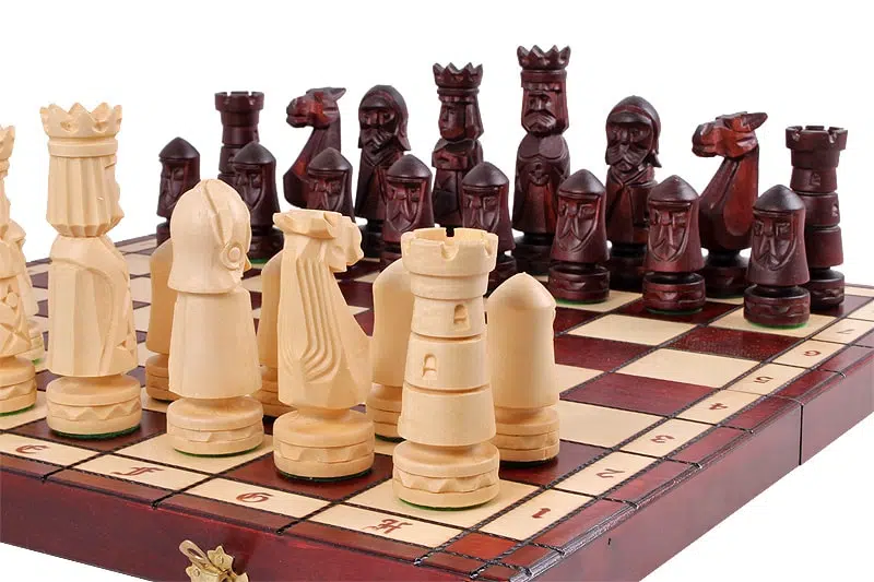 Grand Echiquier en Bois Pliant et Figurines en Bois Sculptées – Image 7