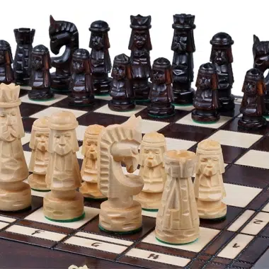 Jeu d'Echecs Sculpté en Bois et Echiquier Pliant avec Rangement – Image 4