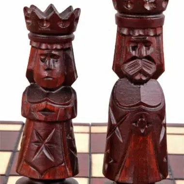 Grand Echiquier en Bois Pliant et Figurines en Bois Sculptées – Image 5