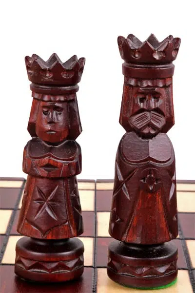 Grand Echiquier en Bois Pliant et Figurines en Bois Sculptées – Image 5