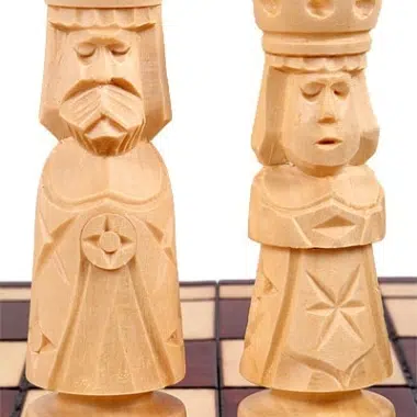 Grand Echiquier en Bois Pliant et Figurines en Bois Sculptées – Image 6