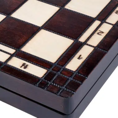 Jeu d'Echecs Sculpté en Bois et Echiquier Pliant avec Rangement – Image 10