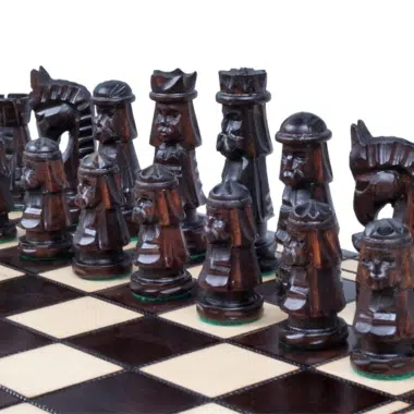 Jeu d'Echecs Sculpté en Bois et Echiquier Pliant avec Rangement – Image 5