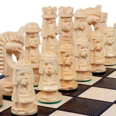 Jeu d'Echecs Sculpté en Bois et Echiquier Pliant avec Rangement – Image 6
