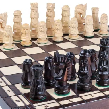 Jeu d'Echecs Sculpté en Bois et Echiquier Pliant avec Rangement – Image 3