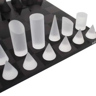 Jeu Echecs Conique Moderne Gris et Blanc en Plexiglas avec Coffret de Rangement – Image 5