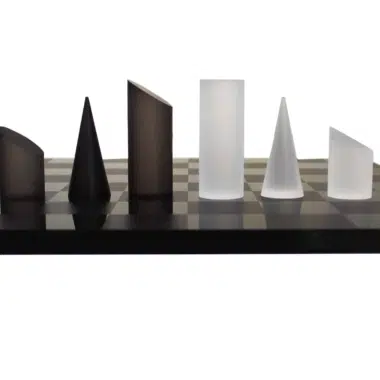 Jeu Echecs Conique Moderne Gris et Blanc en Plexiglas avec Coffret de Rangement – Image 3