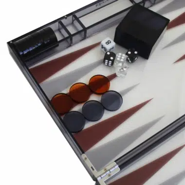 Backgammon Moderne en Plexiglas Gris avec Jetons de Dames, Gobelet à dés et Set de Dés – Image 3