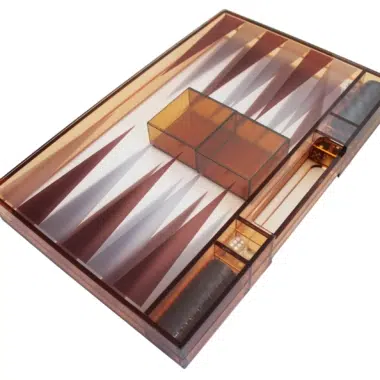 Backgammon Moderne en Plexiglas Orange avec Jetons de Dame, Gobelets à dés et Set de Dés – Image 3