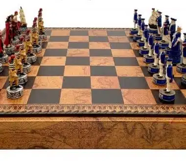 Jeu d'échecs pirates vu de face avec échiquier similicuir et coffret fermé