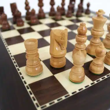 Détail des pièces claires, cavalier et fou, sur l'échiquier marqueté