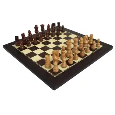 Petit ensemble d'échecs en bois classique, pièces en position de départ sur l'échiquier