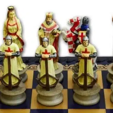 Détail des figurines royales du jeu d'échecs Croisade, roi dame et chevaliers