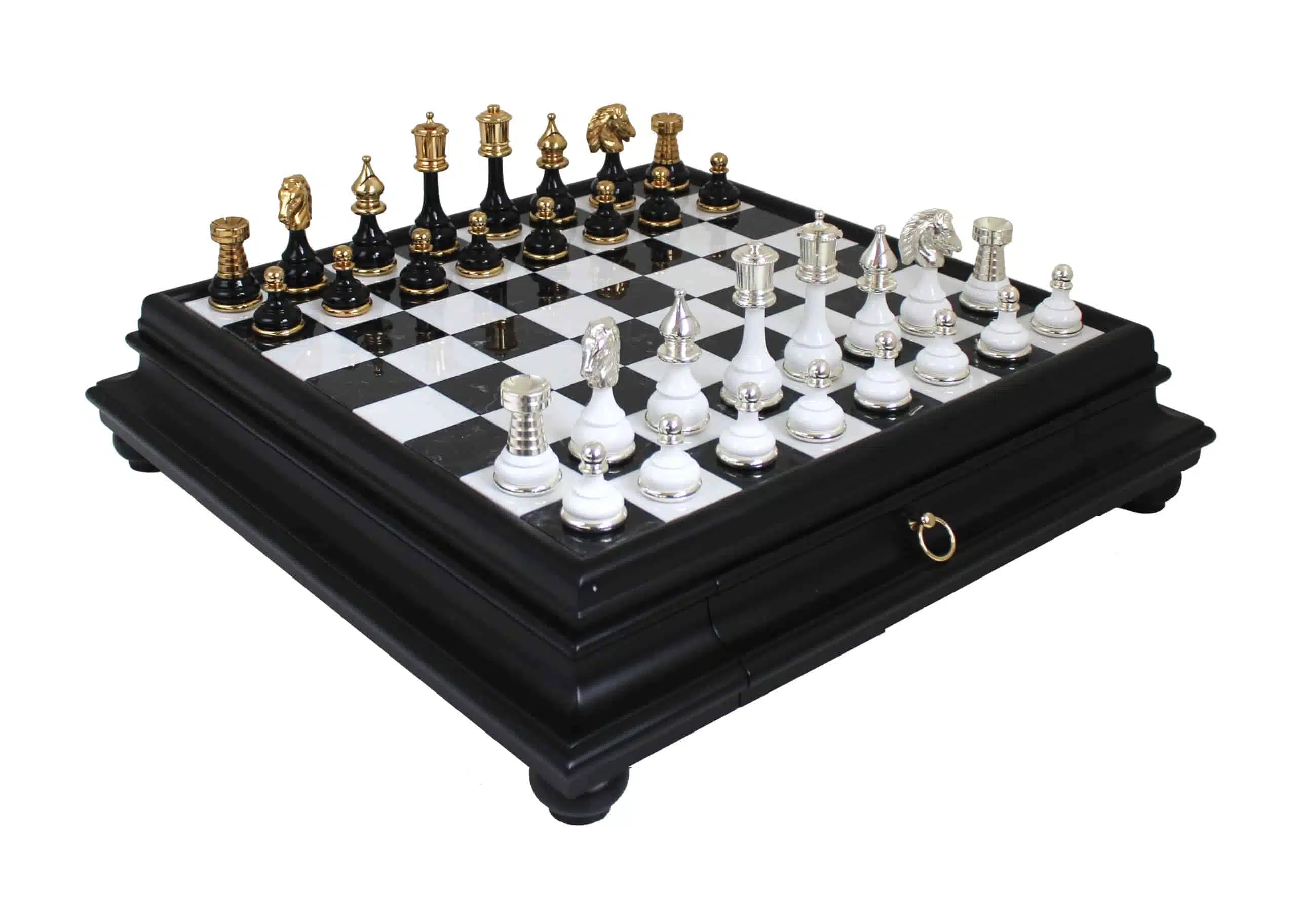 Jeu d'Echecs en Laiton Massif et Bois Plaqué Or et Argent & Échiquier Noir Sur Pied en Bois et Marbre de Carrare